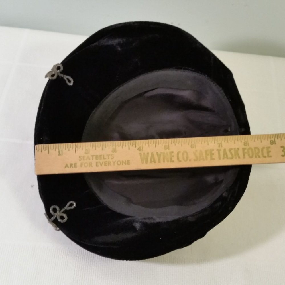 Vintage Black Velvet Hat from the 1940s - Picture 10 of 13